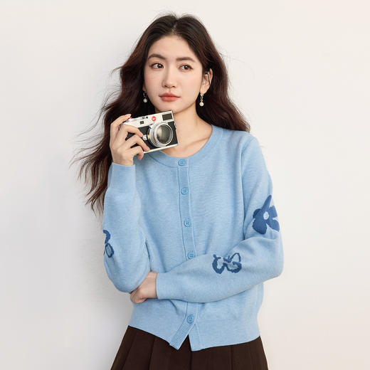 【09/17新品】熙世界拼色提花蓝色针织衫女长袖2025秋新款百搭圆领气质毛衣开衫 商品图3
