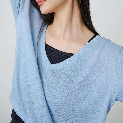 NEELLY纳俪商场同款秋季新款V领宽松减龄针织衫女简约舒适T恤上衣N25084A07726 商品图2