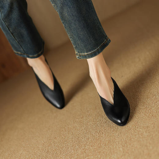 【预售5天】软底软皮4.5cm坡跟粗跟单鞋女春秋新款法式复古百搭尖头V口奶奶鞋DTN&D175-5 商品图4