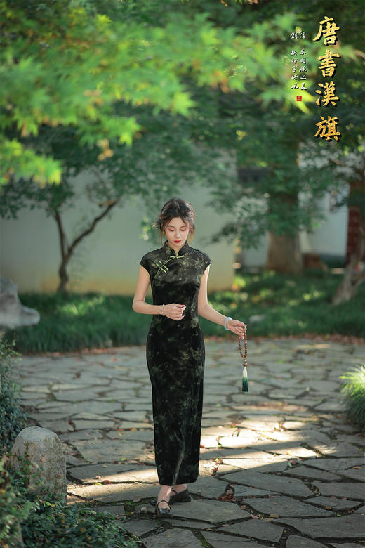 【暗夜青蝶】墨色丝绒底晕染雅致蝶影，复古立领配嫩绿盘扣点睛，修身剪裁勾勒东方曲线，开衩设计添灵动风情 商品图2