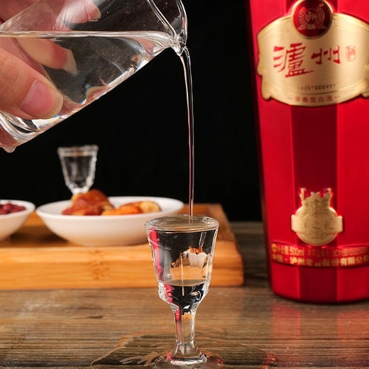 泸州老窖泸州祥之礼  双开礼盒设计，共计九条龙，寓意祥龙献瑞，九龙腾飞，口感纯净、醇厚，坚持传统单梁酿造工艺 商品图4