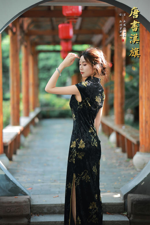 【墨韵金枝】黑金丝绒旗袍，演绎东方奢华，搭配精致的金色花纹印花，繁花栩栩如生，宛如从古典画卷中蔓延而出。传统的立领设计，搭配盘扣点缀，勾勒出优雅的颈部线条，将东方女性的华贵与风情展现得淋漓尽致 商品图3