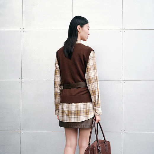 NEELLY纳俪商场同款秋新款宽松V领针织马甲女自然舒适设计感上衣N25083A01107 商品图2