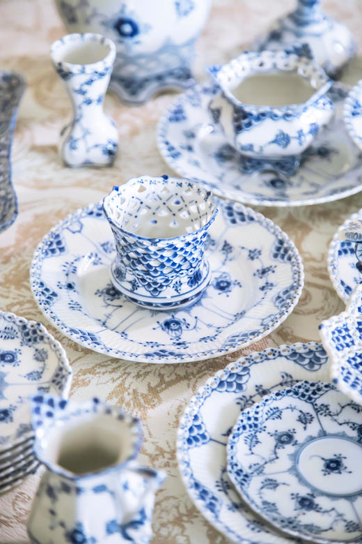 独角鹿西洋古董20世纪丹麦皇家哥本哈根瓷窑出品“蕾丝唐草”系列手绘植物主题十人茶具餐盘套件 商品图5