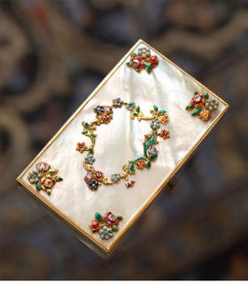 独角鹿西洋古董19世纪法国出品花卉主题14K黄金精雕装饰珐琅嵌母贝外盒与卷叶纹18K金雕钢制用具淑女缝纫套件