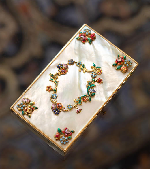 独角鹿西洋古董19世纪法国出品花卉主题14K黄金精雕装饰珐琅嵌母贝外盒与卷叶纹18K金雕钢制用具淑女缝纫套件 商品图0