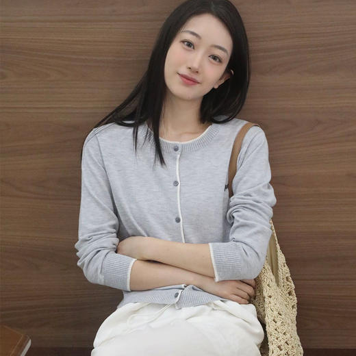 【超模君限定！少量库存】Miu*iu同源澳洲进口羊毛面料 SUSX叙写巴黎撞色羊毛针织开衫C1225066（下单3-7天发货） 商品图4