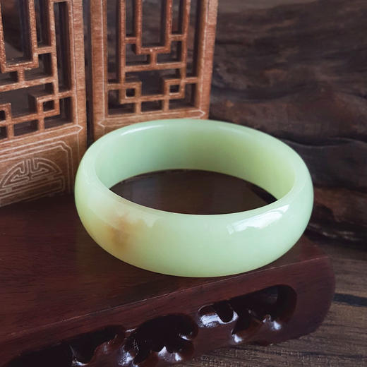 【天然正品】天然新疆正桩细腻油润度佳61号黄口料和田玉手镯120925NJS49 现售价：2680 商品图6