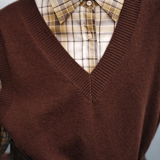 NEELLY纳俪商场同款秋新款宽松V领针织马甲女自然舒适设计感上衣N25083A01107 商品图1