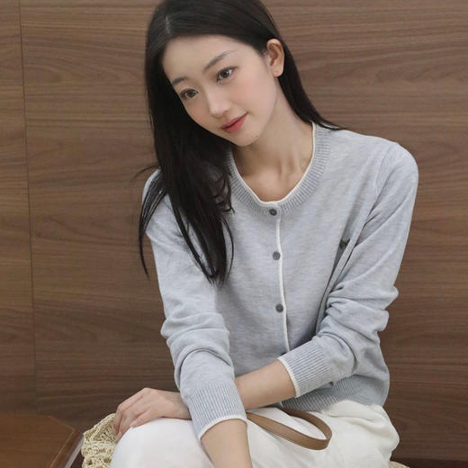 【超模君限定！少量库存】Miu*iu同源澳洲进口羊毛面料 SUSX叙写巴黎撞色羊毛针织开衫C1225066（下单3-7天发货） 商品图1