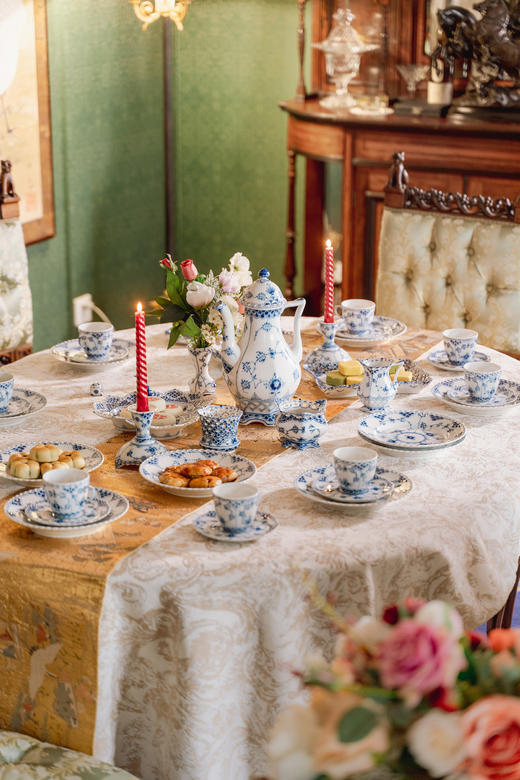 独角鹿西洋古董20世纪丹麦皇家哥本哈根瓷窑出品“蕾丝唐草”系列手绘植物主题十人茶具餐盘套件 商品图0