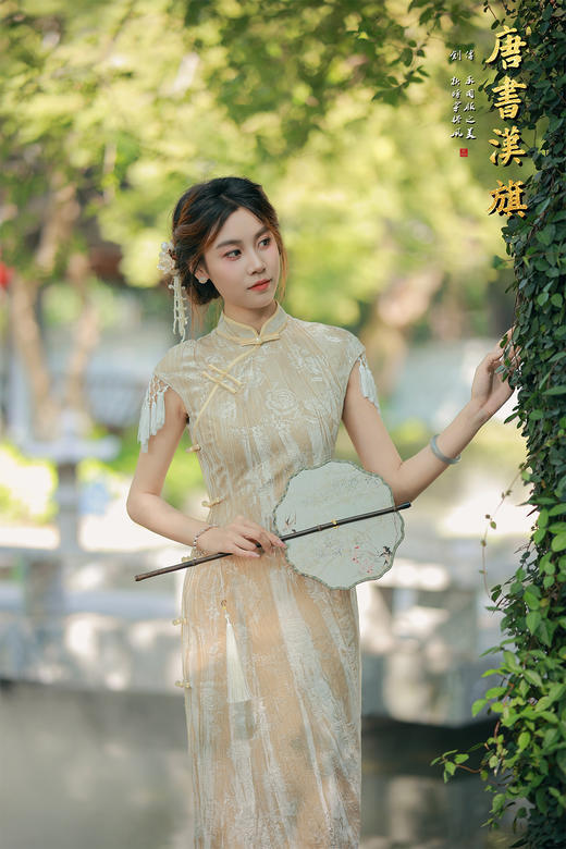 【浅金雅绣】金米色提花面料暗藏精致纹理，复古立领配温婉盘扣，流苏袖饰添灵动诗意，修身剪裁尽展东方柔美 商品图2