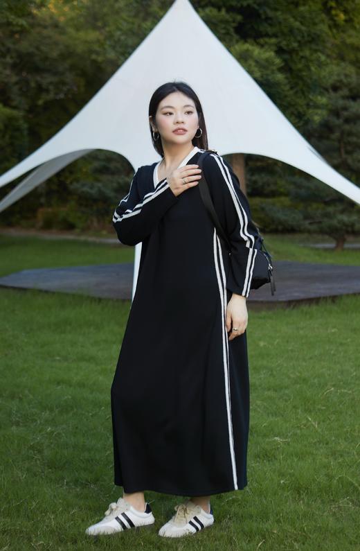 【撞色连衣裙】秋季最舒适的长袖连衣裙~穿得舒适又得体，轻松驾驭日常场合，面料透气、亲肤、排汗，有弹力，行动不拘束，空气层面料，成分：50%聚酯纤维，46.4%粘纤，3.6%氨纶；拼接：100%聚酯纤维 商品图5