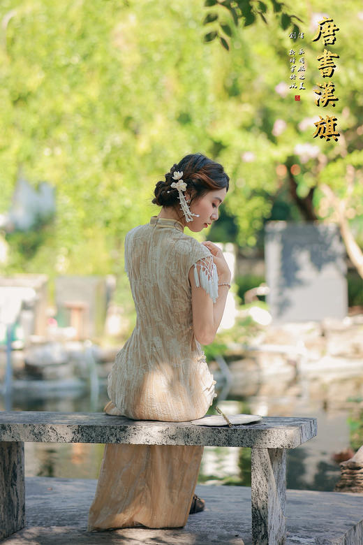 【浅金雅绣】金米色提花面料暗藏精致纹理，复古立领配温婉盘扣，流苏袖饰添灵动诗意，修身剪裁尽展东方柔美 商品图7