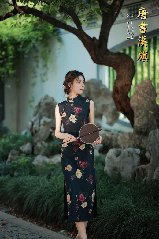 【暗夜繁花】繁花无袖旗袍，大朵盛开的玫瑰明艳动人，经典立领搭配复古盘扣，勾勒出颈部的优美线条，无袖设计，完美展现女性柔美臂线，无论是漫步园林，还是出席宴会，都能散发出独属于东方女性的万种风情。 商品图3