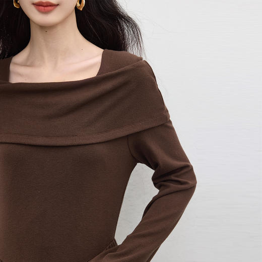 【09/17新品】熙世界可露丽棕色一字领针织连衣裙女2025秋新款复古气质优雅长裙 商品图4