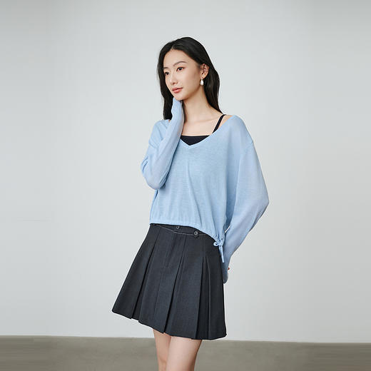 NEELLY纳俪商场同款秋季新款V领宽松减龄针织衫女简约舒适T恤上衣N25084A07726 商品图3