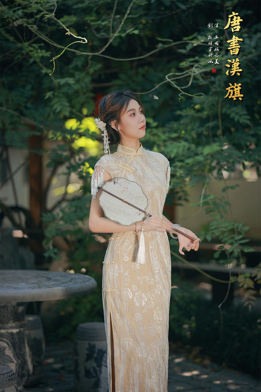 【浅金雅绣】金米色提花面料暗藏精致纹理，复古立领配温婉盘扣，流苏袖饰添灵动诗意，修身剪裁尽展东方柔美 商品图1