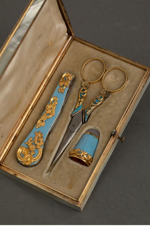 独角鹿西洋古董19世纪法国出品花卉主题14K黄金精雕装饰珐琅嵌母贝外盒与卷叶纹18K金雕钢制用具淑女缝纫套件 商品图2