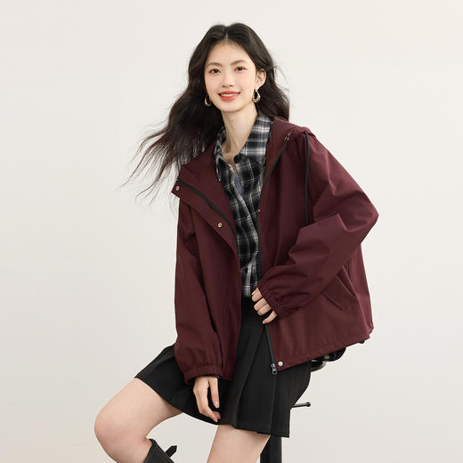 【09/17新品】熙世界休闲运动工装风连帽冲锋衣外套女2025秋季新款时尚短款上衣 商品图3