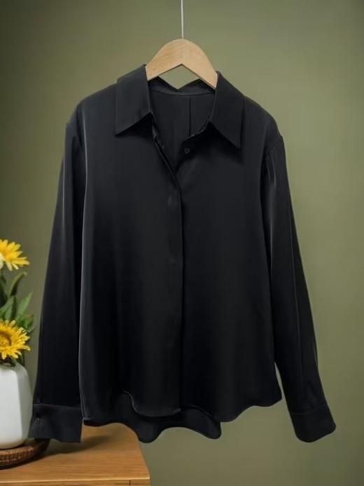 【秋新品】古泥7287仿真丝缎面光泽简约黑色衬衫-喜出 商品图3