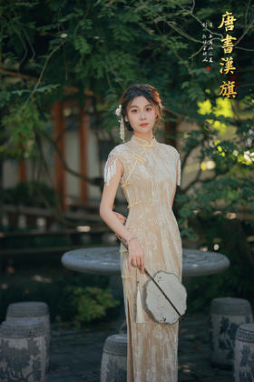 【浅金雅绣】金米色提花面料暗藏精致纹理，复古立领配温婉盘扣，流苏袖饰添灵动诗意，修身剪裁尽展东方柔美