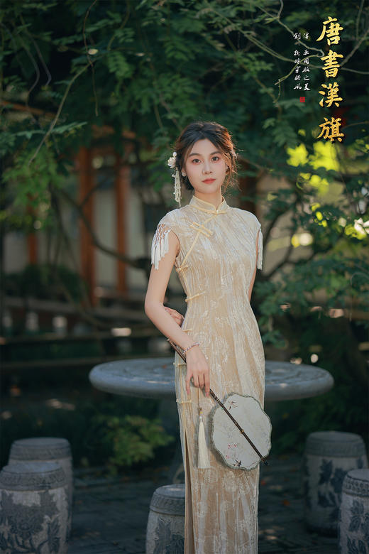 【浅金雅绣】金米色提花面料暗藏精致纹理，复古立领配温婉盘扣，流苏袖饰添灵动诗意，修身剪裁尽展东方柔美 商品图0