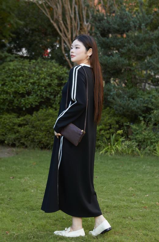 【撞色连衣裙】秋季最舒适的长袖连衣裙~穿得舒适又得体，轻松驾驭日常场合，面料透气、亲肤、排汗，有弹力，行动不拘束，空气层面料，成分：50%聚酯纤维，46.4%粘纤，3.6%氨纶；拼接：100%聚酯纤维 商品图8