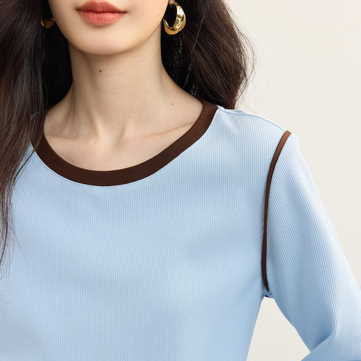 【09/17新品】熙世界设计感撞色圆领T恤女长袖2025秋季新款修身显瘦打底衫上衣 商品图4