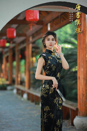 【墨韵金枝】黑金丝绒旗袍，演绎东方奢华，搭配精致的金色花纹印花，繁花栩栩如生，宛如从古典画卷中蔓延而出。传统的立领设计，搭配盘扣点缀，勾勒出优雅的颈部线条，将东方女性的华贵与风情展现得淋漓尽致