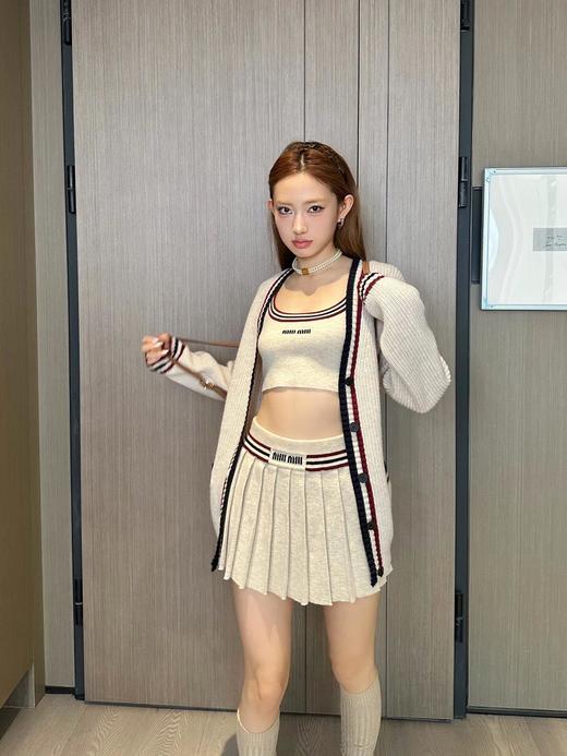 TY463-MIU MIU缪缪 SS24 字母刺绣直筒百褶中腰休闲短裙 女款 卡其色 (PG*MM)9.16直播款 商品图0