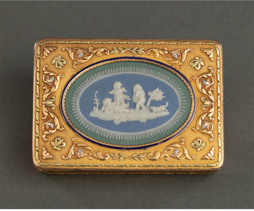独角鹿西洋古董19世纪德国出品小天使主题韦奇伍德风陶瓷浮雕装饰花叶纹18K三色彩金精雕嵌珐琅鼻烟盒 商品图1