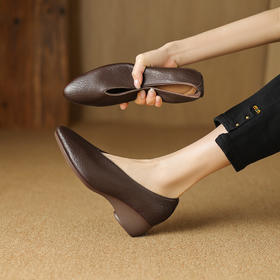 【预售5天】软底软皮4.5cm坡跟粗跟单鞋，法式复古百搭尖头V口奶奶鞋DTN&D175-5