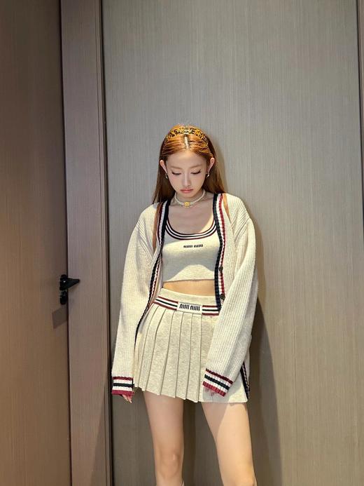 TY463-MIU MIU缪缪 SS24 字母刺绣直筒百褶中腰休闲短裙 女款 卡其色 (PG*MM)9.16直播款 商品图3