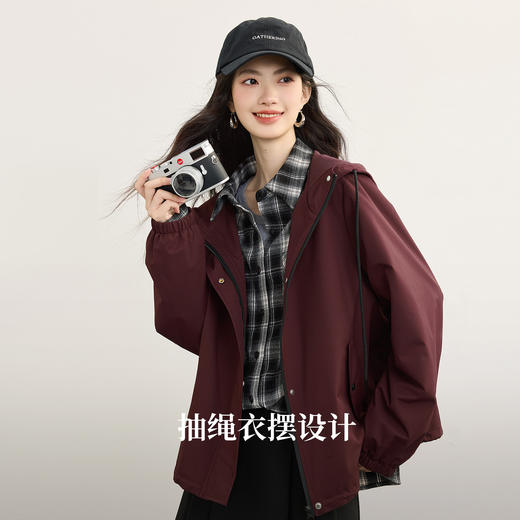 【09/17新品】熙世界休闲运动工装风连帽冲锋衣外套女2025秋季新款时尚短款上衣 商品图1