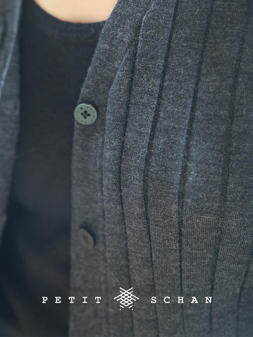 PETIT SCHAN小闪 CLO#905 Wrap lightly 轻裹 德国扬子纱无缝一体纯羊毛V领针织开衫 商品图4