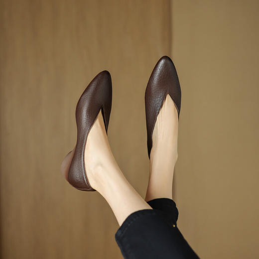 【预售5天】软底软皮4.5cm坡跟粗跟单鞋，法式复古百搭尖头V口奶奶鞋DTN&D175-5 商品图2