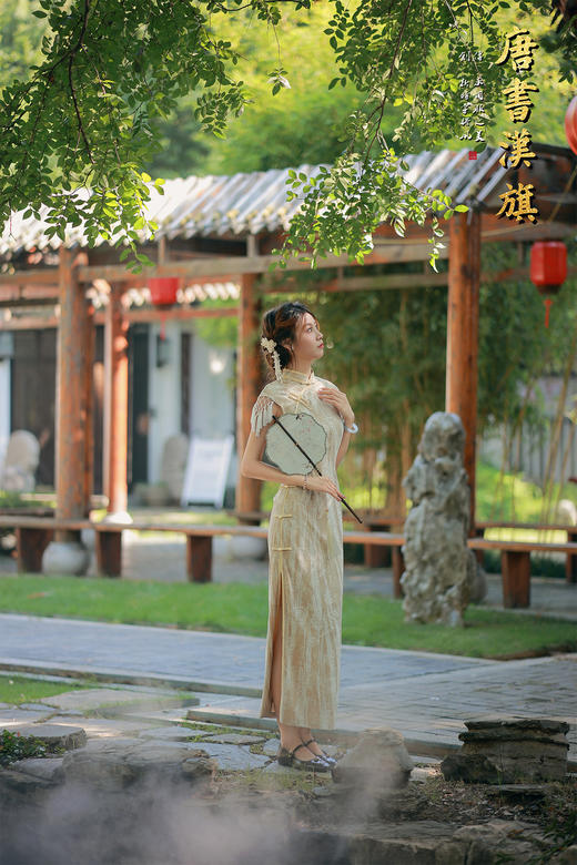 【浅金雅绣】金米色提花面料暗藏精致纹理，复古立领配温婉盘扣，流苏袖饰添灵动诗意，修身剪裁尽展东方柔美 商品图6