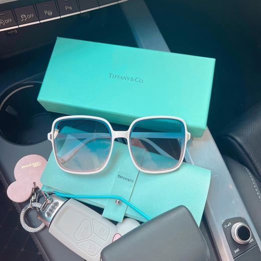 【蒂芙家尼蓝墨镜+镜盒+镜布全套】时尚百搭穿搭显瘦偏光眼镜 防紫外线墨镜✨时尚百搭，防晒显脸小！夏日穿搭必备💎 商品图2