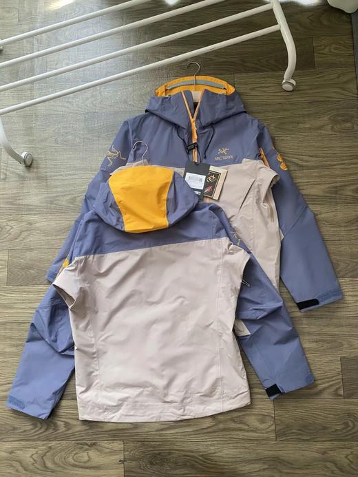 袅家情侣款百灵达刺绣蛇年logo拼色硬壳防水防风冲锋衣 商品图5