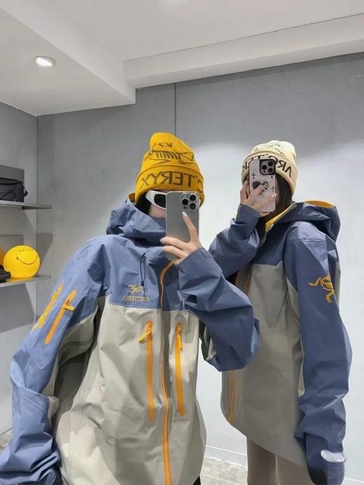 袅家情侣款百灵达刺绣蛇年logo拼色硬壳防水防风冲锋衣 商品图0