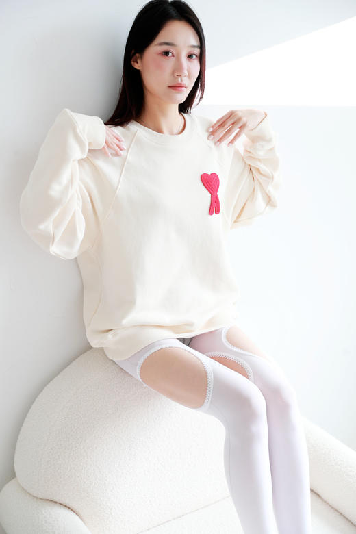 自带温柔滤镜呐，慵懒感绣花卫衣。胸口贴布刺绣圆领外套C091760 商品图0