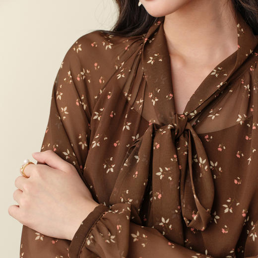 【严选】诗凡黎复古温柔飘带领碎花连衣裙2025秋新款假两件法式荷叶边长裙7G9391021 商品图3