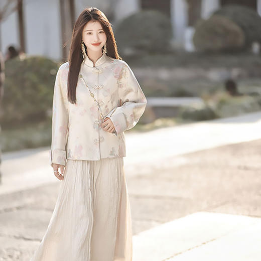 Hera chole「晴春金丝蝶戏花」纹锦外套 | 精巧蝴蝶金丝提花，手工绣珠盘扣，穿上宛如春日江南【3-5天发货，周末顺延】 商品图5