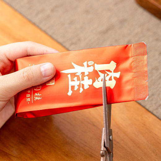 上新了故宫·鹊登月桂茶叶茶具套装 无俩肉桂*3盒（2泡/盒（8g/泡））+黄釉花鸟茶具（1茶壶+2品茗杯）+礼盒+手提礼袋 节日送礼 商品图9