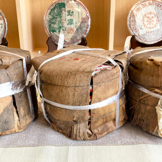 2005年501批次勐海茶厂7262熟茶饼  经典老大益熟茶 厚醇甜润滑   干仓真品性价比高 商品图2