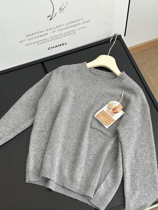 ⬇️New新品❗高档兔毛+羊毛面料【刘雯同款】廓形口袋毛衣 ❗越是简单的衣服对质感要求越高❗  ✅安哥拉兔毛+羊毛面料，舒适柔软，贴身穿着不会有任何不适感  ✅经典圆领，百搭不挑脸型，修饰脖颈线条 商品图6