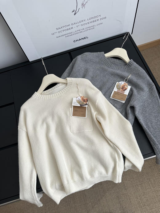 ⬇️New新品❗高档兔毛+羊毛面料【刘雯同款】廓形口袋毛衣 ❗越是简单的衣服对质感要求越高❗  ✅安哥拉兔毛+羊毛面料，舒适柔软，贴身穿着不会有任何不适感  ✅经典圆领，百搭不挑脸型，修饰脖颈线条 商品图4
