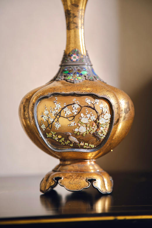 独角鹿西洋古董19世纪日本明治时期出品「光民」款东瀛花卉主题木胎金漆莳绘芝山镶嵌装饰铜胎掐丝珐琅花瓶 商品图2