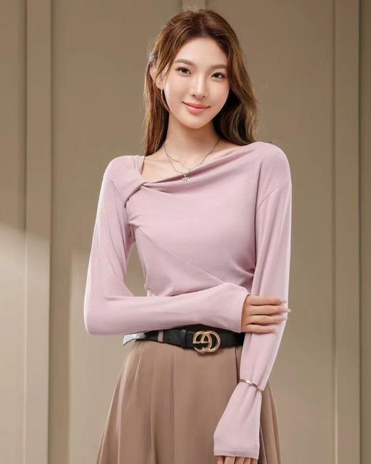 专柜品质显瘦高弹长袖衫【茜妙源--新式设计收腰斜肩打底衫】早秋细腻奶油手感 遮肉显瘦软糯舒适 不易变形/不掉毛/不粘毛/不闷热 今年秋冬衣橱主力军！ 商品图3